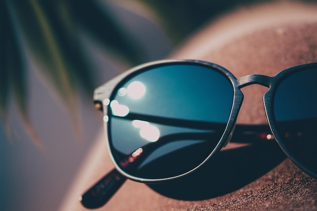 Okulary przeciwsłoneczne Na plaży niebieskim tle oceanu Ilustracja Generatywnej AI