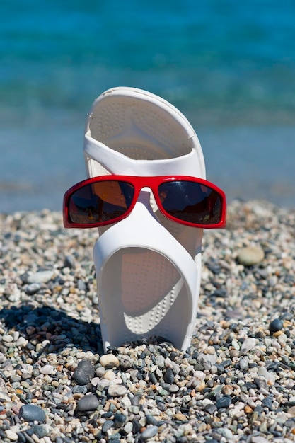 Zdjęcie okulary przeciwsłoneczne na skale na plaży