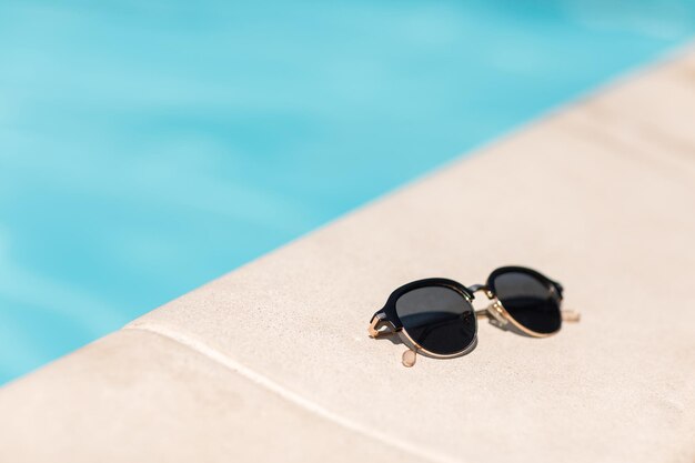 Okulary przeciwsłoneczne przy basenie w słoneczny letni dzień