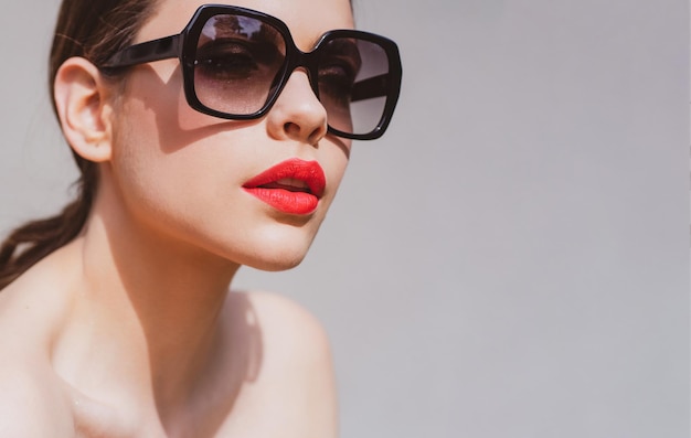 Okulary przeciwsłoneczne reklama Zbliżenie dziewczyna w okularach przeciwsłonecznych Moda modny styl kobieta Piękna modelka