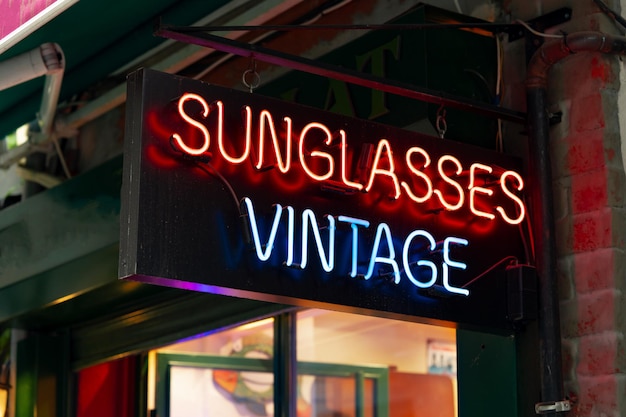 Okulary przeciwsłoneczne Vintage szyld na budynku w Stambule