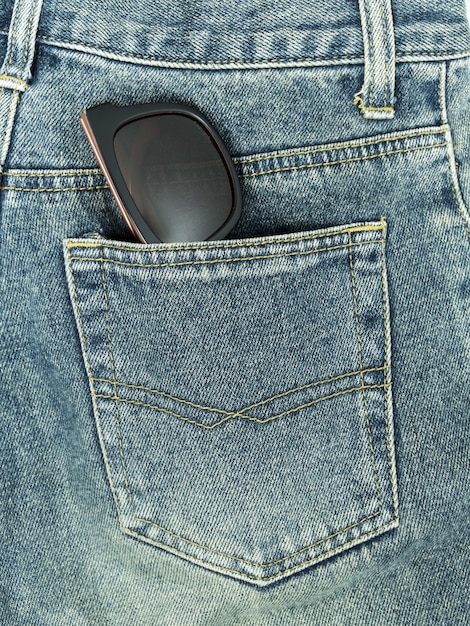 Okulary przeciwsłoneczne w kieszeni jeansów