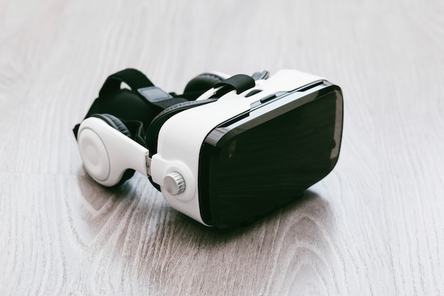 Zdjęcie okulary vr lub kask virtual reality headset na powierzchni drewna