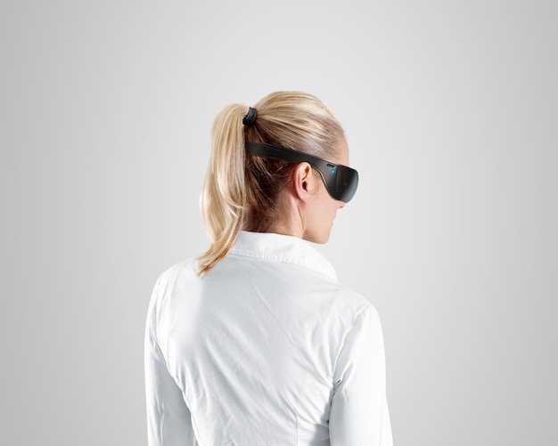 Okulary wirtualnej rzeczywistości, nosić na kobietę, na białym tle