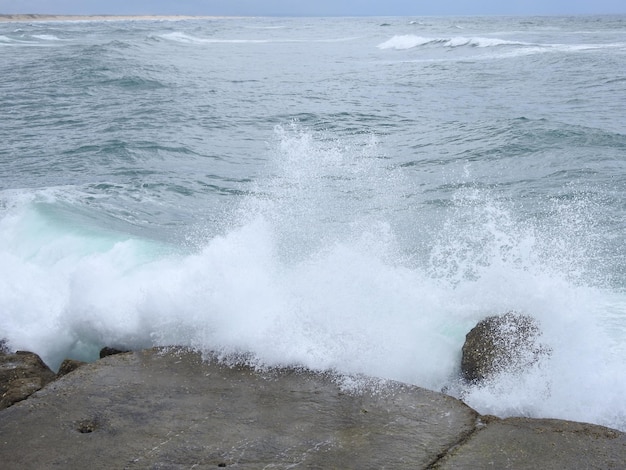 Zdjęcie olas del mar salpicando en las rocas