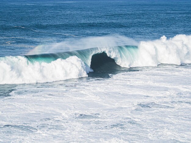 Olas rompiendo en la costa de Bajamar Teneryfa