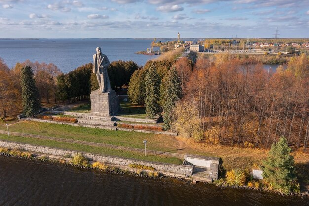 Olbrzymi pomnik Lenina otoczony drzewami na brzegu rzeki w pobliżu elektrowni wodnej Dubna Rosja