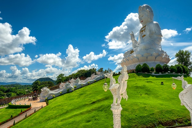 Olbrzymi posąg Guan Yin Wat Huay Pla Kang, prowincja Chiang Rai. z widokiem na błękitne niebo