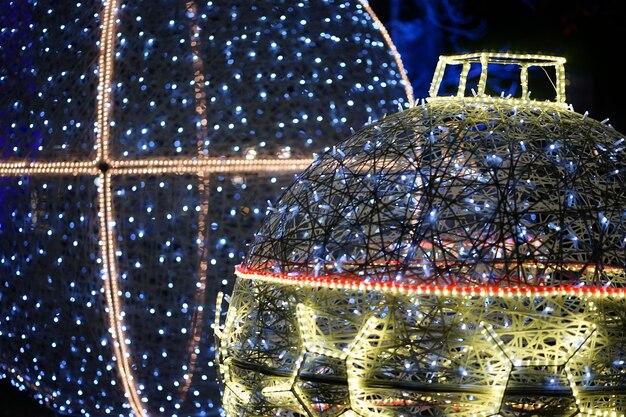 Zdjęcie olbrzymia oświetlona choinka bożonarodzeniowa