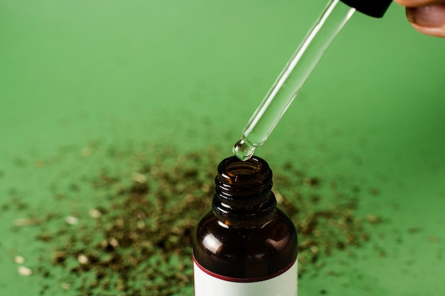 Olej CBD Cannabidiol z rośliny Cannabis jest popularną alternatywną terapią oleju CBD, która pomaga zmniejszyć lęk przed bólem i zaburzenia snu