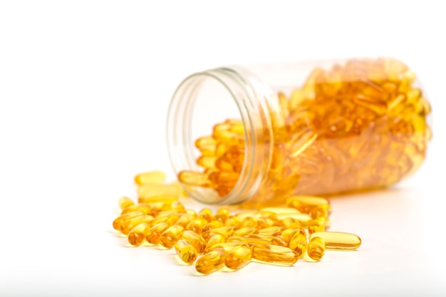 Olej rybi w kapsułkach żelatynowych izoluje witaminy omega w tabletkach o złotym kolorze
