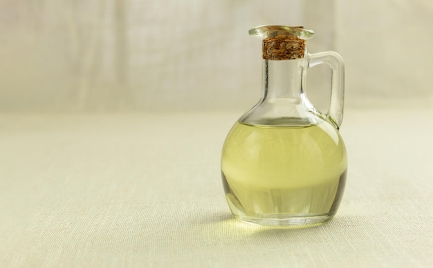 Olej słonecznikowy w szklanej butelce rozpuszczony w roztworze