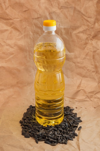 Olej słonecznikowy z torebką nasion i drewnianą łyżką
