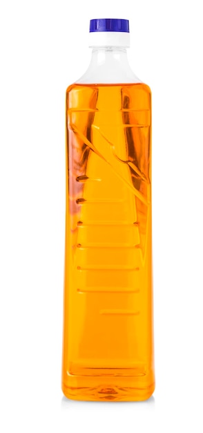 Zdjęcie olej w plastikowej butelce izolowany na białym tle