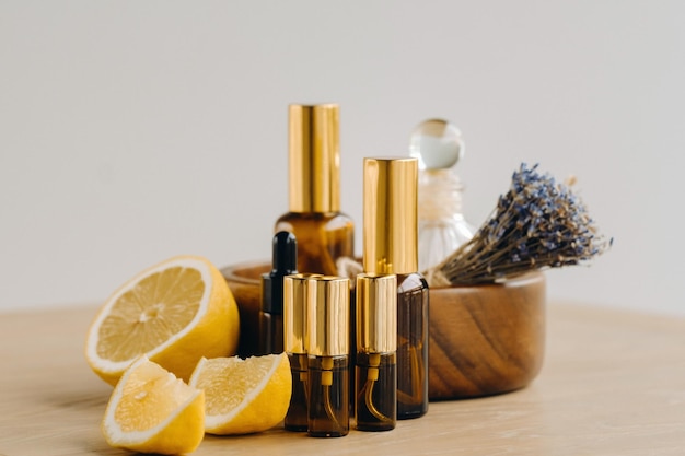 Zdjęcie olejek eteryczny w buteleczkach o zapachu cytryny i lawendy leżący na drewnianej powierzchni