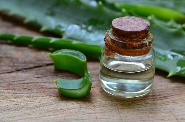 Zdjęcie olejek eteryczny z aloesu lub serum w szklanej butelce. kosmetyki organiczne, koncepcja pielęgnacji skóry lub spa.