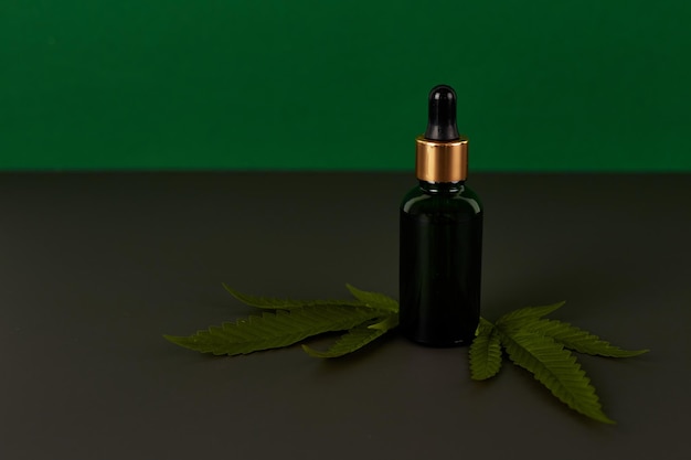 Olejek eteryczny z konopi Ekstrakt z oleju CBD w butelce z zakraplaczem z zielonym liściem marihuany Marihuana Medyczna marihuana Ziołolecznictwo Miejsce na tekst