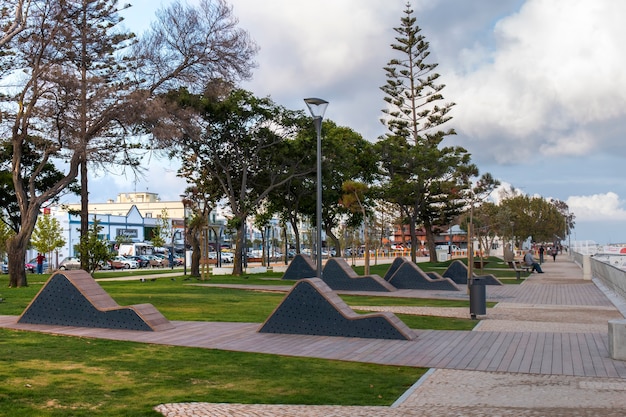 OLHAO, PORTUGALIA - 16 czerwca: piękny widok na relaksujący Park Patrao Joaquim Lopes w mieście Olhao, Portugalia.