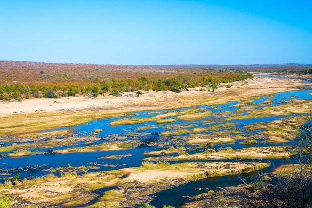 Olifants Rzeka, Sceniczny I Kolorowy Krajobraz Z Przyrodą W Kruger Parku Narodowym, Południowa Afryka.