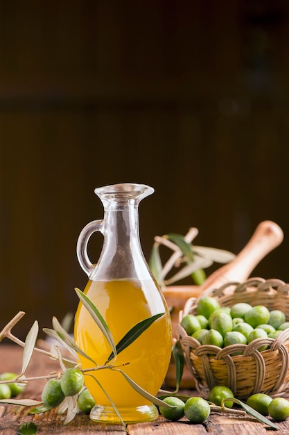 Oliwa z oliwek i oliwki na drewnianym rustykalnym stole