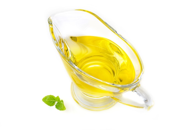Oliwa z oliwek lub żółty olej słonecznikowy w szklanym rondlu, na białym tle na białym tle.