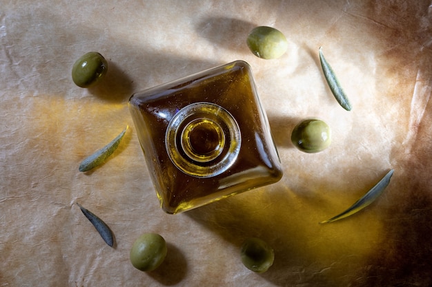 Oliwa z oliwek najwyższej jakości z pierwszego tłoczenia w szklanej butelce.