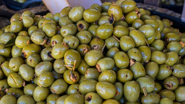 Oliwki nadziewane anchois, typowe hiszpańskie jedzenie, pikle w occie