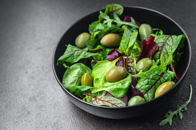 Oliwki zielona sałata świeża porcja dietetyczny zdrowy posiłek jedzenie dieta martwa natura przekąska na stole