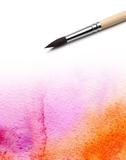 ołówek jest obok ołówka i różowego i fioletowego tła
