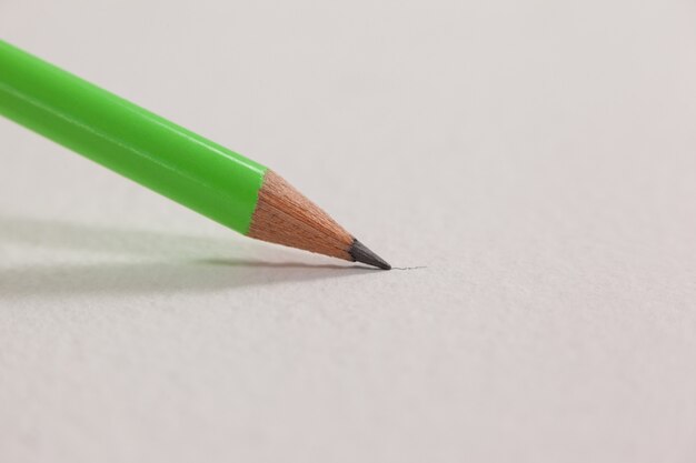 Ołówek na białej powierzchni