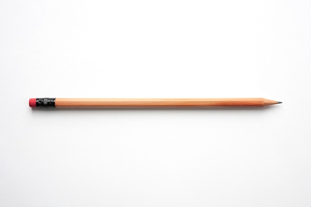 Ołówek odizolowywający na białym tle