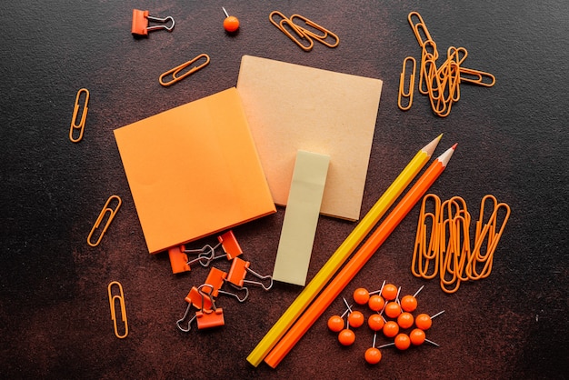 Ołówek, spinacze do papieru i arkusze na znaki leżą na biurku