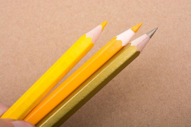 Ołówki kolorowe na brązowym tle