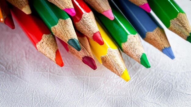 Zdjęcie ołówki kolorowe pastelowe abstrakcyjne tło artystyczne szkice stacjonarne dla uczniów w szkole