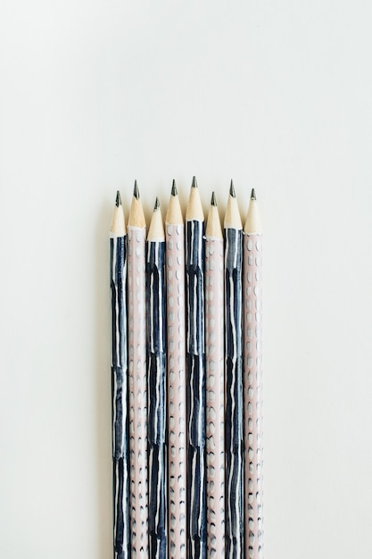 Ołówki na białej powierzchni