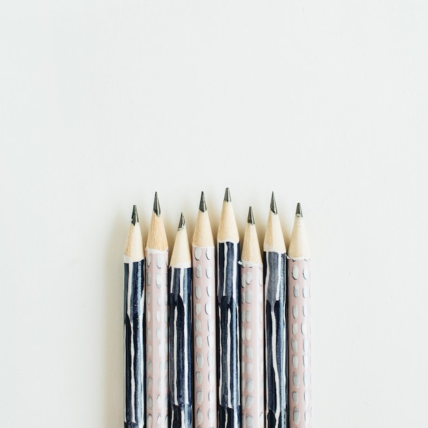 Ołówki na białym tle na białej powierzchni