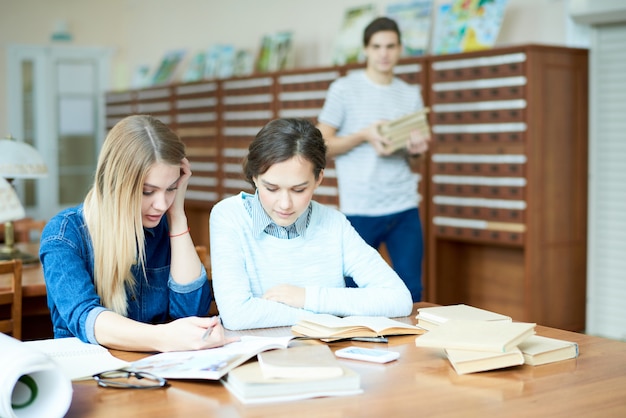 Omawianie projektu badawczego z przyjacielem