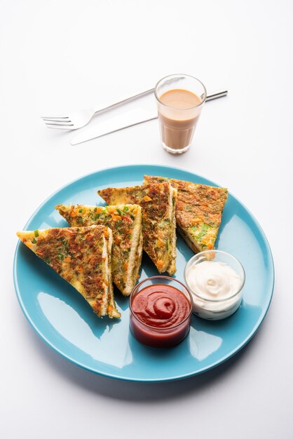 Omlet Chlebowy to szybkie i łatwe śniadanie z Indii. Świeże kromki chleba zanurzone w cieście jajecznym z przyprawami i płytko usmażone. podawany z ketchupem i herbatą