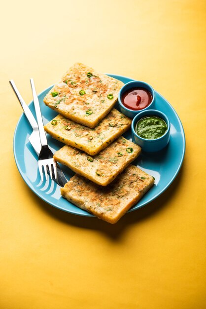 Omlet Chlebowy to szybkie i łatwe śniadanie z Indii. Świeże kromki chleba zanurzone w cieście jajecznym z przyprawami i płytko usmażone. podawany z ketchupem i herbatą