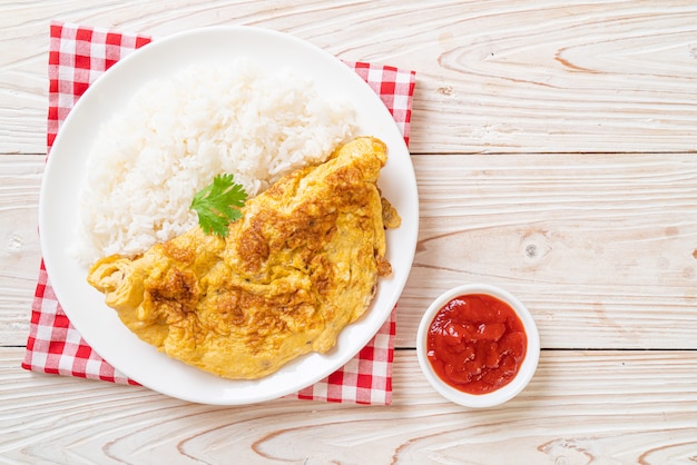 Omlet lub omlet z ryżem