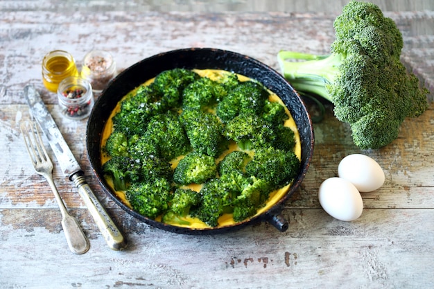 Zdjęcie omlet z brokułem świeży domowy frittata z brokułami. dieta ketonowa.