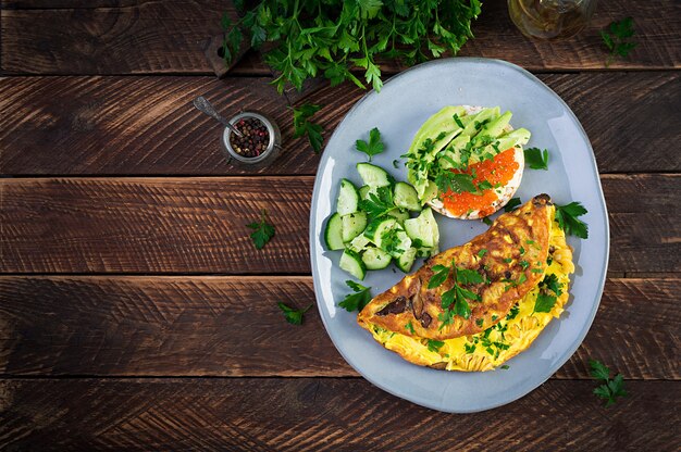 Omlet Z Leśnymi Grzybami, Makaronem Fusilli I Kanapką Z Czerwonym Kawiorem, Awokado Na Talerzu. Frittata - Włoski Omlet. Widok Z Góry, Narzut, Miejsce Na Kopię