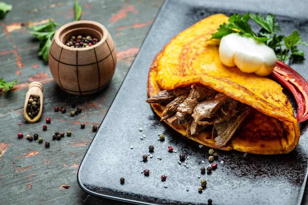 Omlet Z Mięsem, Jajkiem W Koszulce I Pietruszką. Zdrowa żywność, Dieta Ketogeniczna, Koncepcja Obiadu Dietetycznego