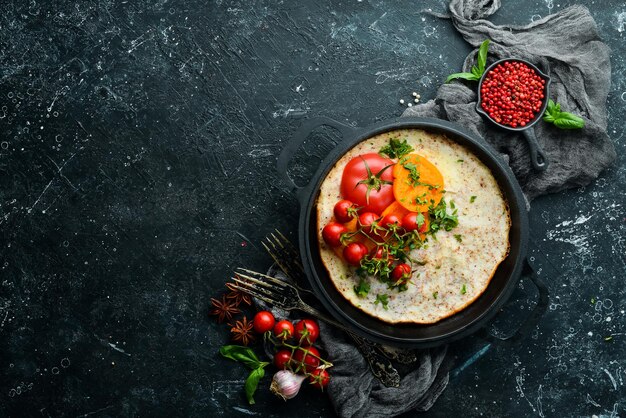 Omlet z pomidorami i pietruszką na patelni Jedzenie na śniadanie Wolne miejsce na tekst Widok z góry