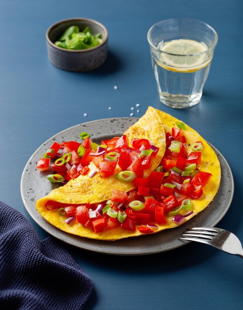 Omlet z pomidorową papryką, cebulą, chili i serem zdrowe śniadanie