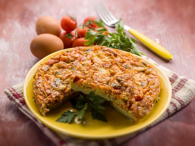 Omlet z selektywnym skupieniem pomidorów