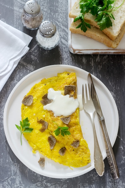 Omlet z truflą i natką pietruszki, podawany ze śmietaną