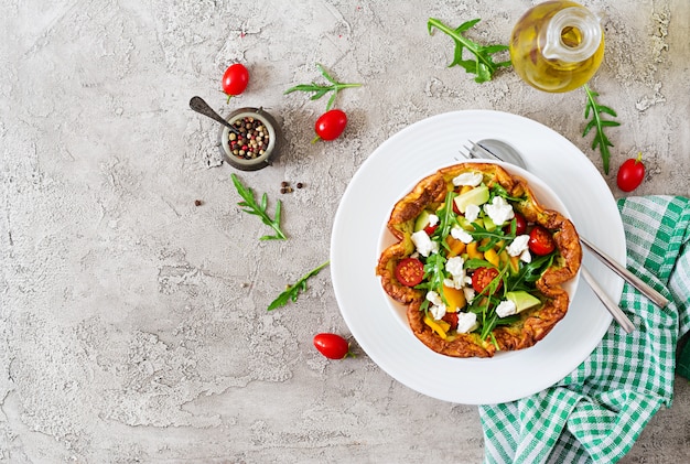 Omlet ze świeżymi pomidorami, serem awokado i mozzarellą. Sałatka z omletem