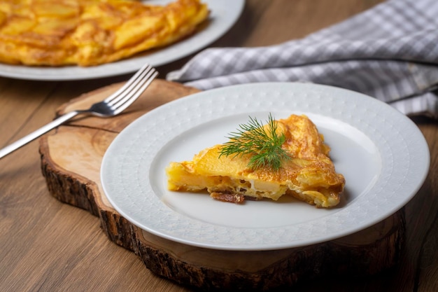 Zdjęcie omlet ziemniaczany, jajko z ziemniakami (nazwa turecka; pasztety yumurtali)