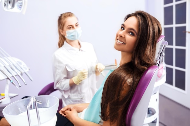 Omówienie profilaktyki próchnicy Kobieta na fotelu dentystycznym podczas zabiegu stomatologicznego.